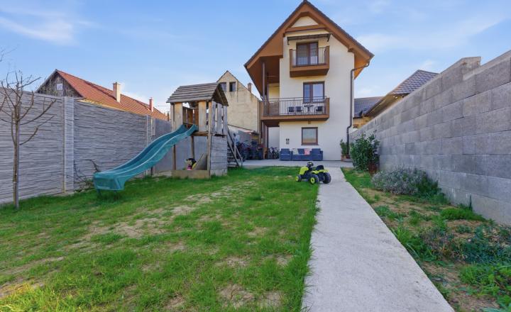 HOMreal.sk | Moderný rodinný dom v obci Chtelnica – ideálne bývanie bez kompromisov - fotografia 18