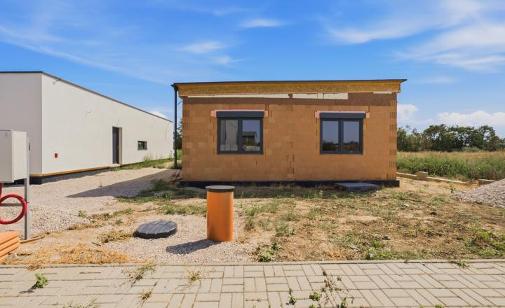HOMreal.sk_MODERNÝ 4-IZBOVÝ BUNGALOV | SLOVENSKÁ NOVÁ VES | POZEMOK 508 m² | ÚŽITKOVÁ PLOCHA 120 m² - fotografia 1