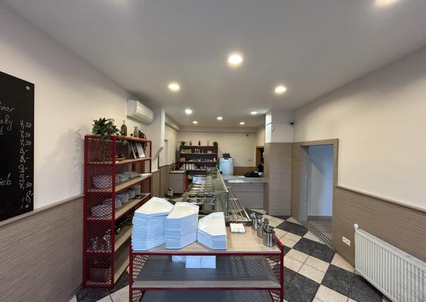 HOMreal.sk | Na predaj: zrekonštruovaná budova obchodu a služieb s 2-izbovým domom – ideálne spojenie podnikania a bývania