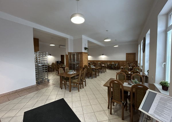 HOMreal.sk | Na predaj: zrekonštruovaná budova obchodu a služieb s 2-izbovým domom – ideálne spojenie podnikania a bývania